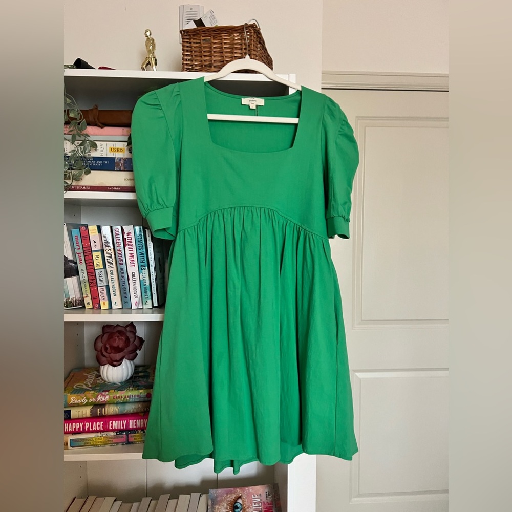 Entro size Large green dress. Fits like a medium, breast fabric very stretchy
